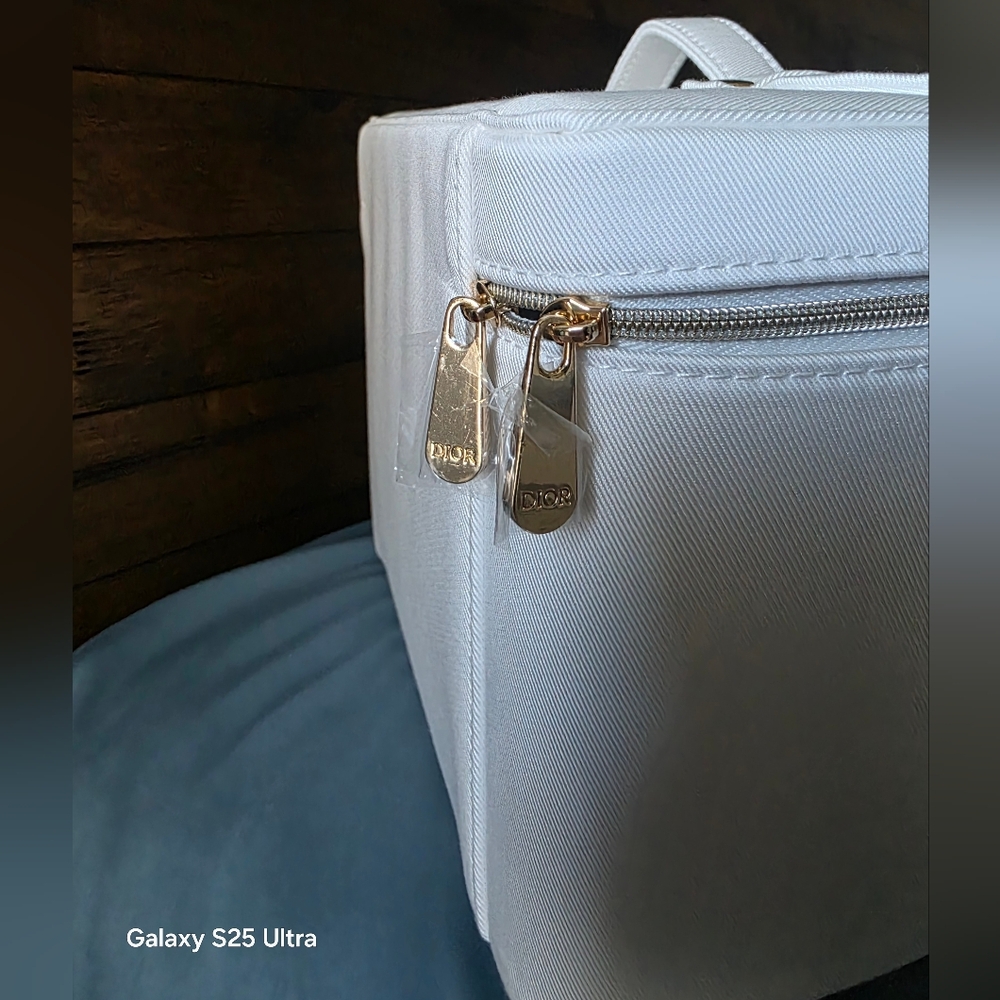 Dior Beauty White Vanity Bag Makeup Case With Mirror VIP PLATINUM GWP Dior Towel - Picture 10 of 11